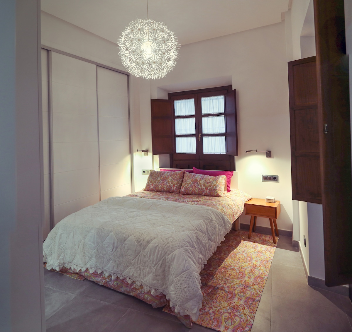 1-ლი საძინებელში არის ფანჯრები და კარები აივანზე და აქვს მიმაგრებული სააბაზანო.