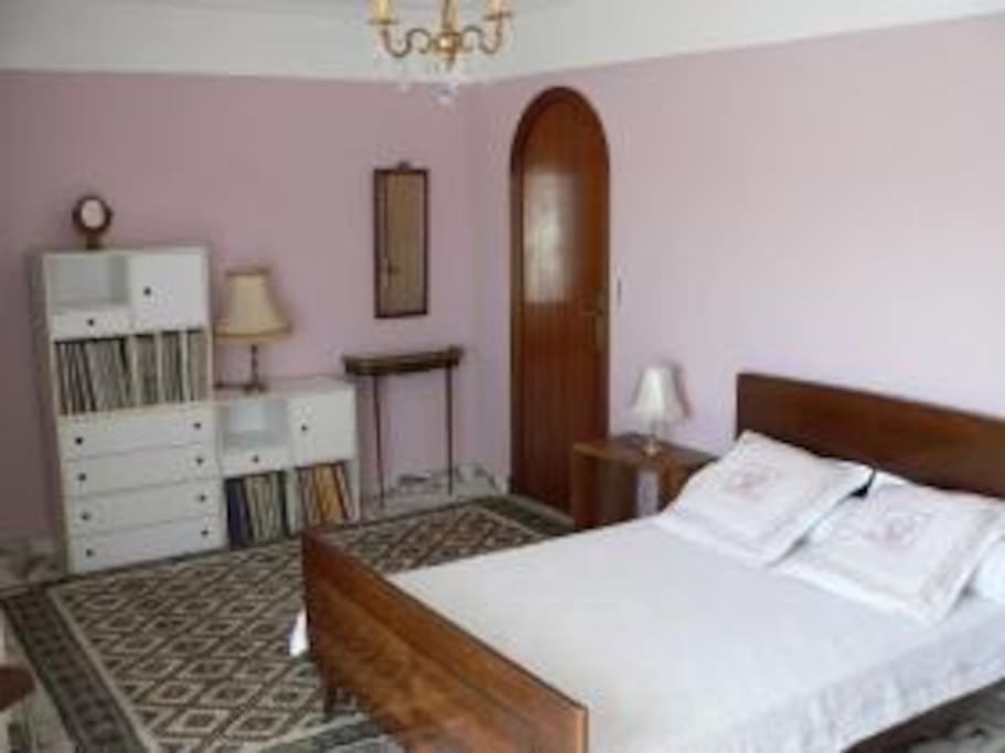 la chambre avec sa salle d'eau et sa terrasse vue sur la mer et le parc