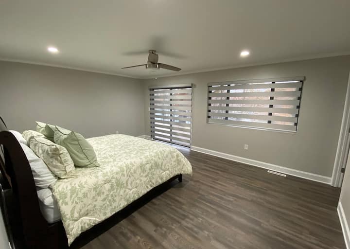 Dormitorio principal con vista al lago