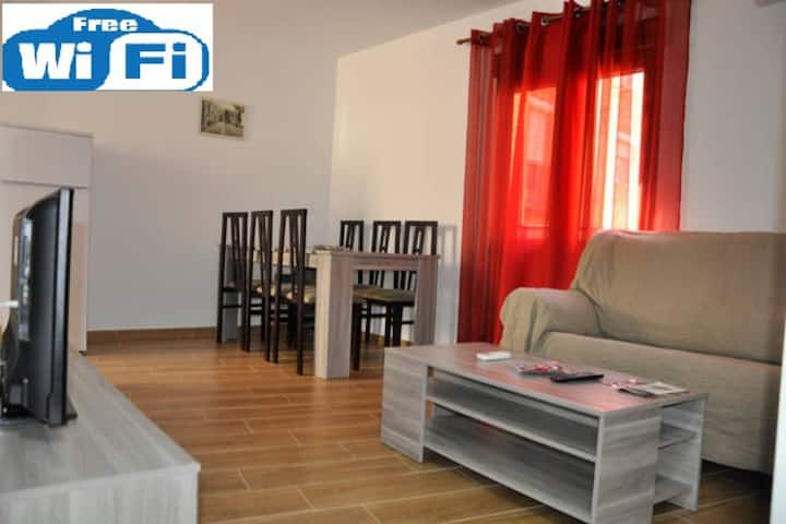 Salón comedor con aire acondicionado (frío-calor)
capacidad máxima 5 personas, sofá-cama apertura Italiana de 140x 200 y WIFI GRATIS.