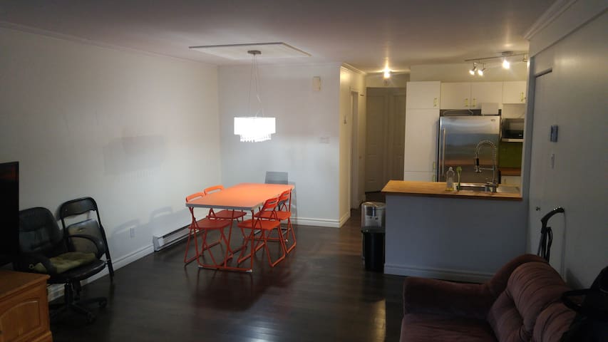 Quiet 2 bedrooms condo near LaSalle metro station.