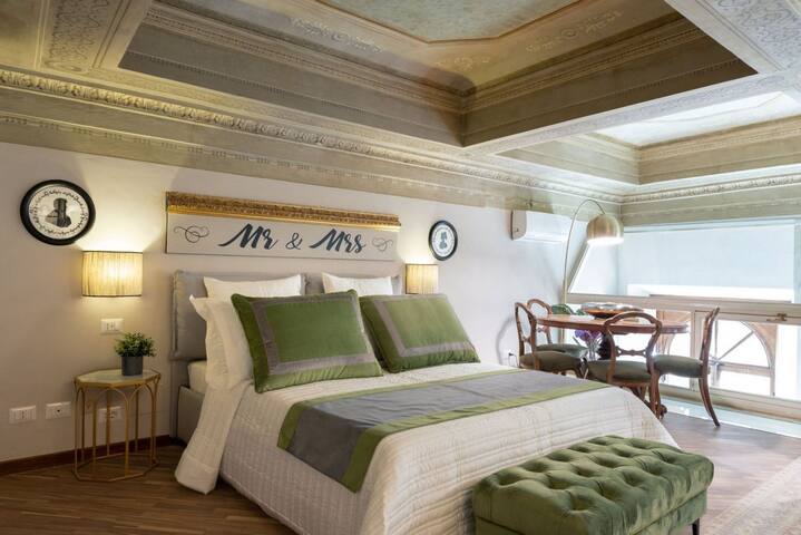 Piazza San Lorenzo -Luxurious 3 bedroom gallery image 3