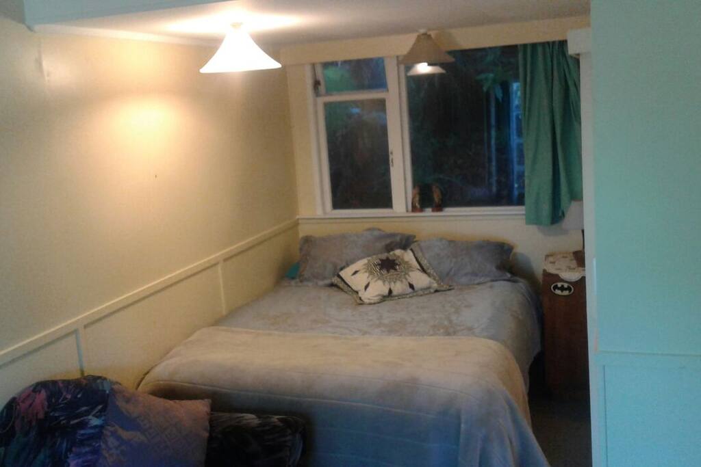 1 queen-sized bed