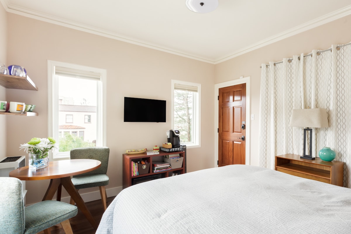 Viel sonniges Licht von 2 nach Westen ausgerichteten Fenstern.  Doppelscheibe, um den Lärm so gering wie möglich zu halten