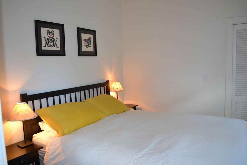 Bed room with queen bed