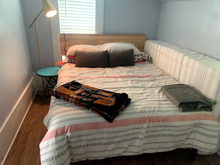 Spálňa  priamo mimo majstra.  Ak chcete získať prístup, musíte prejsť cez hlavného.  V prípade potreby  s rámom pre dve osoby navyše. 