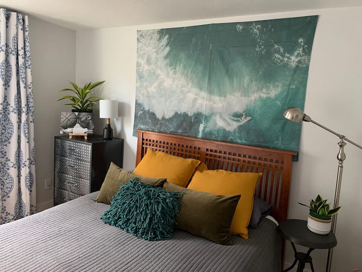 غرفة نوم في الطابق السفلي