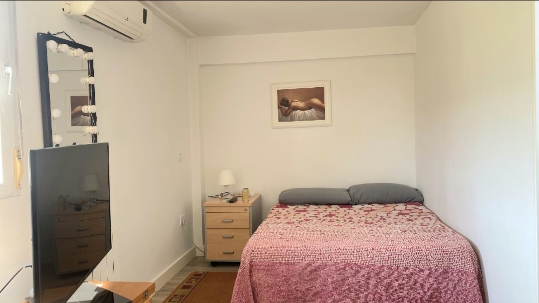 ห้องเตียงใหญ่หรือเตียงสามเตียงที่กว้างขวางและสว่างสดใสพร้อมเตียงคู่กว้างขวางและสว่างไสวมีตู้เสื้อผ้า 2 ตู้ให้บริการสำหรับผู้เข้าพักเตียงโซฟาและเตียงครึ่งเตียงมองเห็นสวนริมถนน