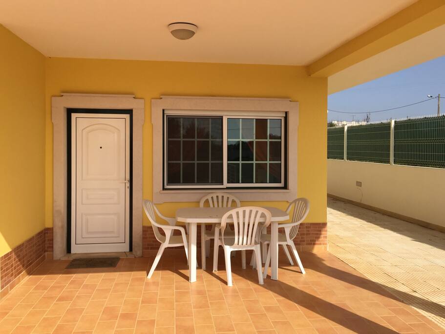 Terrasse et Entrée T1