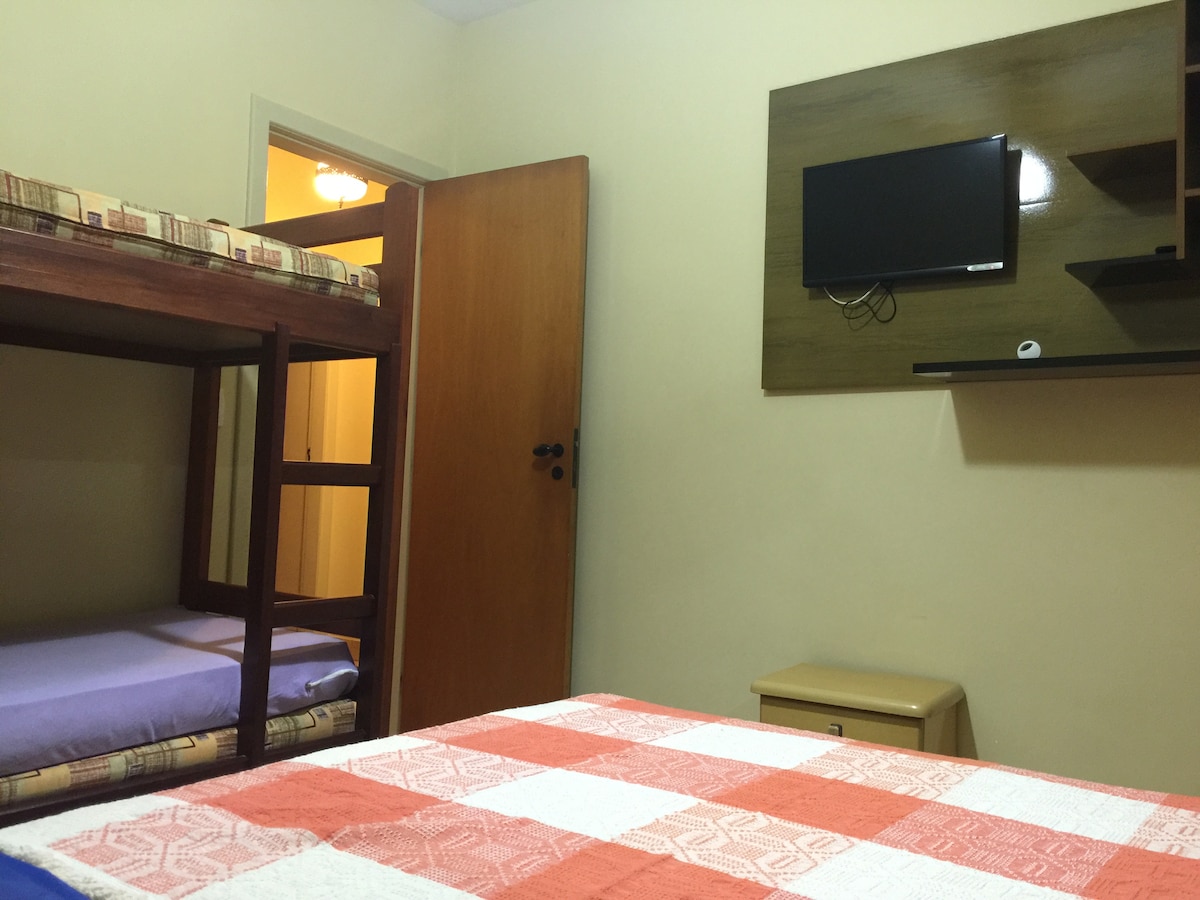 อีกมุมหนึ่งของห้องนอนที่ 2 ที่มีเตียงคู่และเตียงสองชั้นพร้อมประตูระเบียง