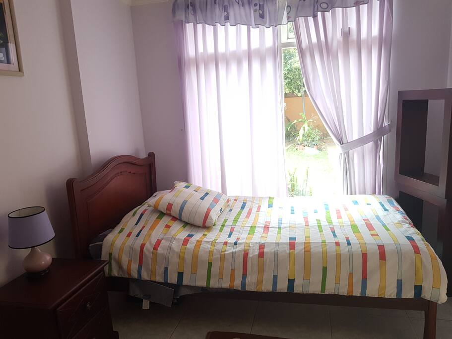 Cama en primera habitación.