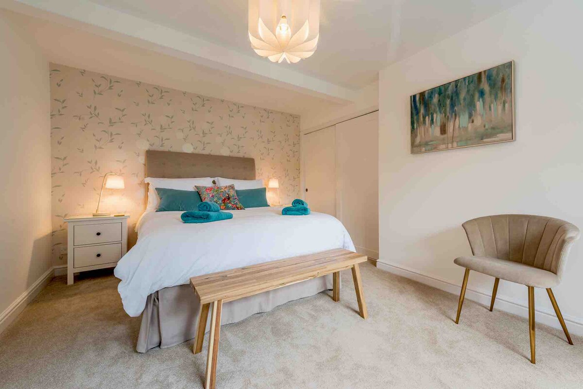 加大双人床套房，可放置旅行婴儿床