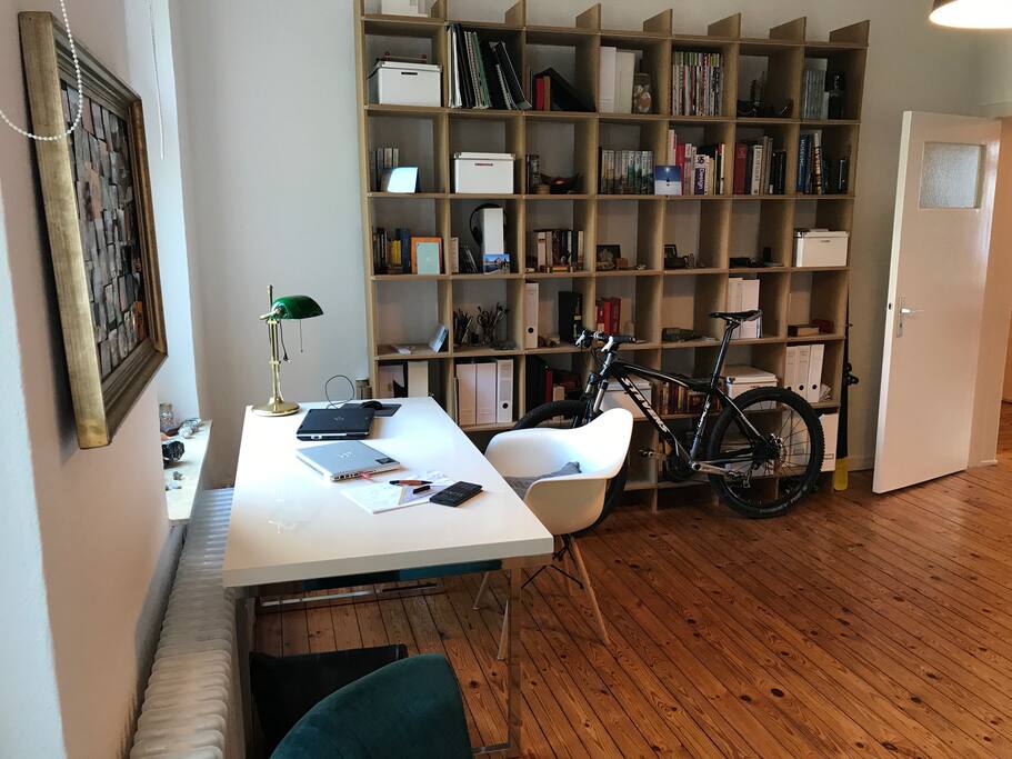Wohnzimmer Arbeitsplatz Regalwand