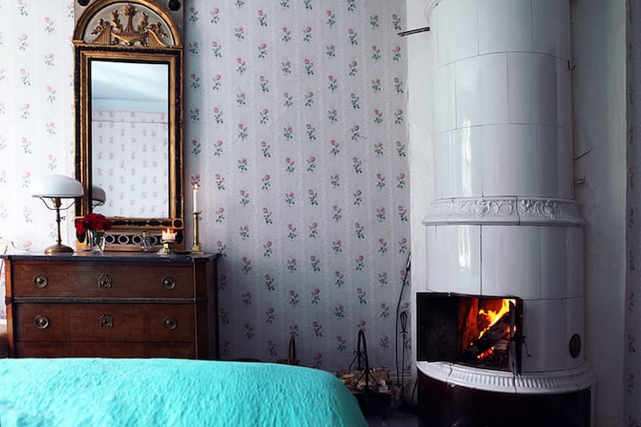 חדר שינה 1, קומה עליונה, כיריים מרוצפות