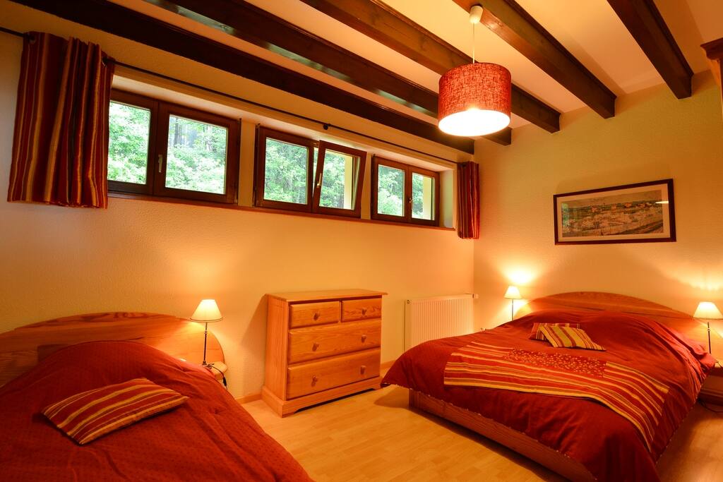 Chambre 1: Lit double et Lit simple gigogne 2 à 4 personnes