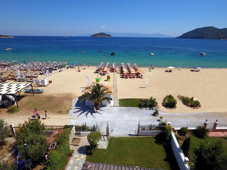Οργανωμένη παραλία με πολλά beach bars κατά μήκος
