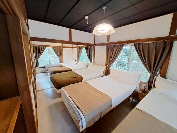 Željela sam da svi spavaju polako, pa sam stavila mnogo kreveta. Vrt možete vidjeti s 2. kata i osjetiti prirodu.Postoji mnogo prostora za pohranu, pa ne brinite.