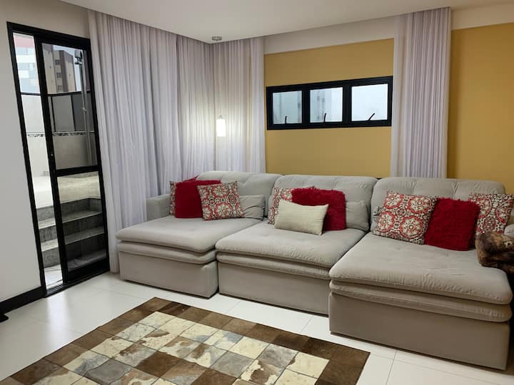 Sofá-cama 
Super confortável até para dormir!!!
Medidas: 3,5m de comprimento x 1,80m de largura
