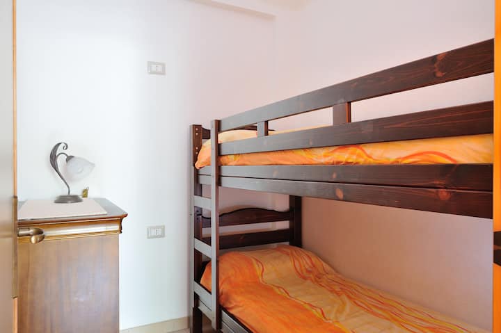 Dormitorio con litera sin ventana. 