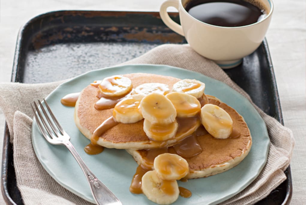 desayuno de panqueque de platano y chocolate con ponche de habas chocolate o cafe