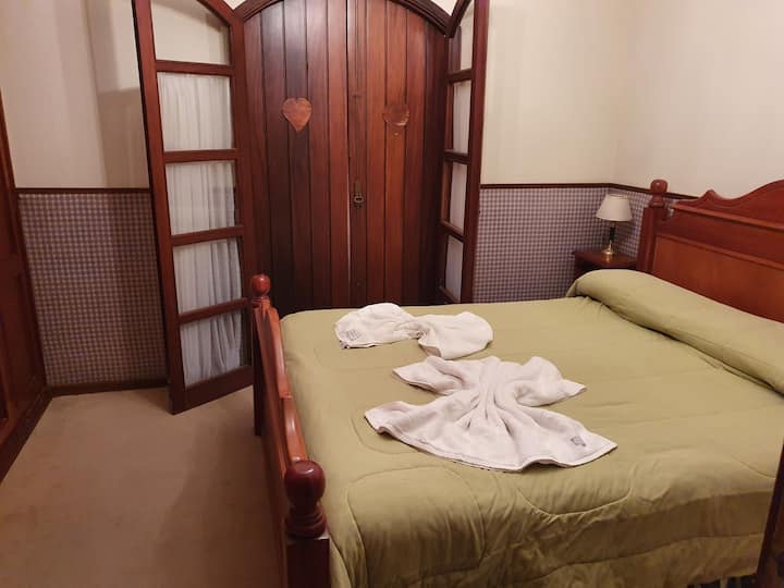Dormitorio doble tamaño queen.