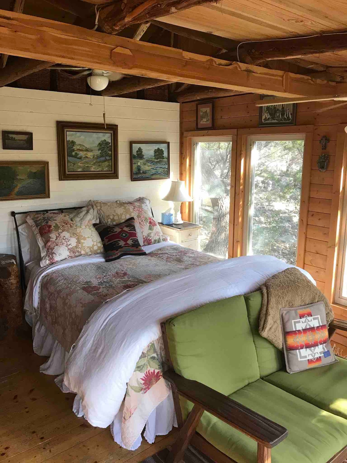 Comfy bed and linens with a high quality form-fitting queen bed and antique Hill Country paintings for decor. Some guests say the view feels like they're in a tree house at grandma's.