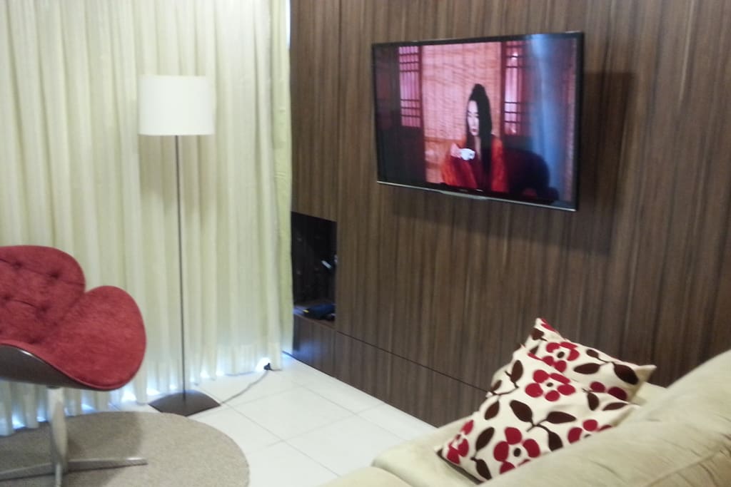 Sala super confortável com TV 40" 3D