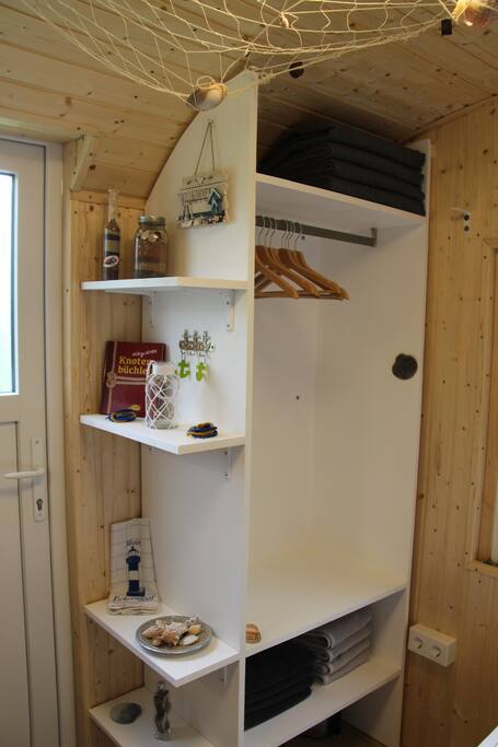 Wandschrank samt Handtüchern und Decken