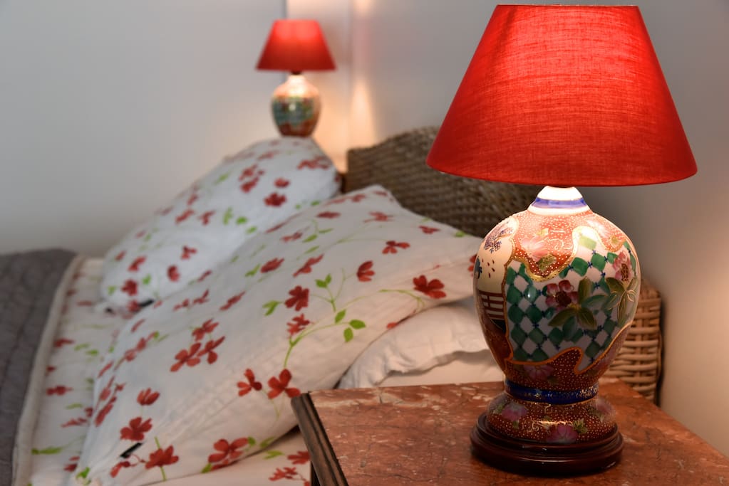 Le lit - The bed