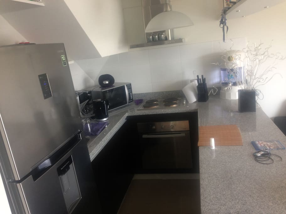 Cocina americana equipada completamente. (todo eléctrico nada es a gas )