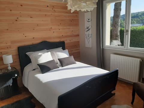 Candésie Room, garden at the foot of the mountains.