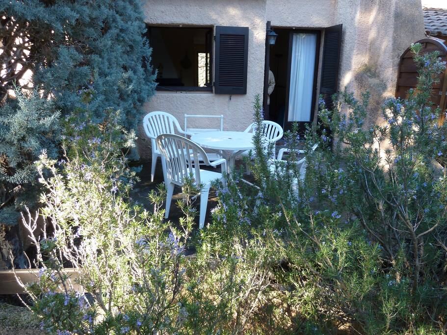 Le jardin arboré à l'arrière de la maison...