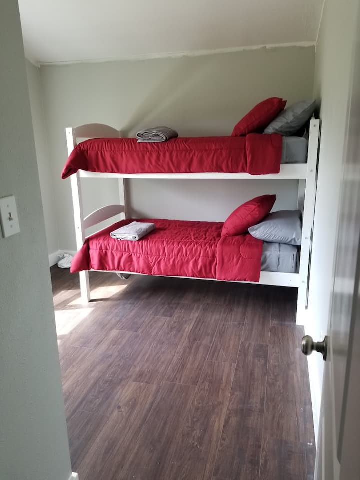 בדרגש העליון יש מסילות וסולם, הם פשוט לא מצולמים