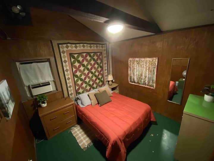 后卧室，配备标准双人床