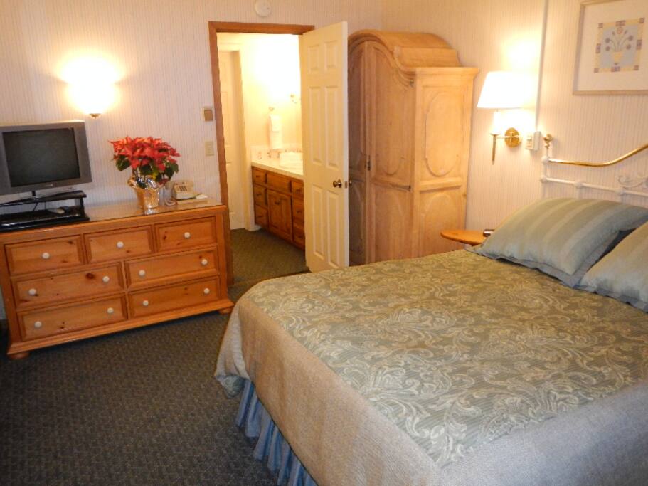 Bedroom - Queen Bed