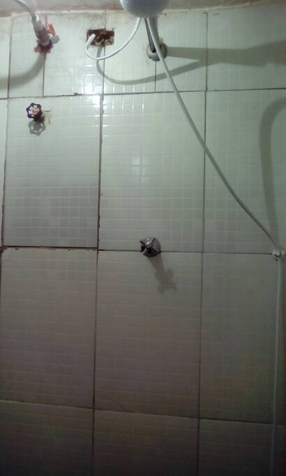 um banheiro com chuveiro