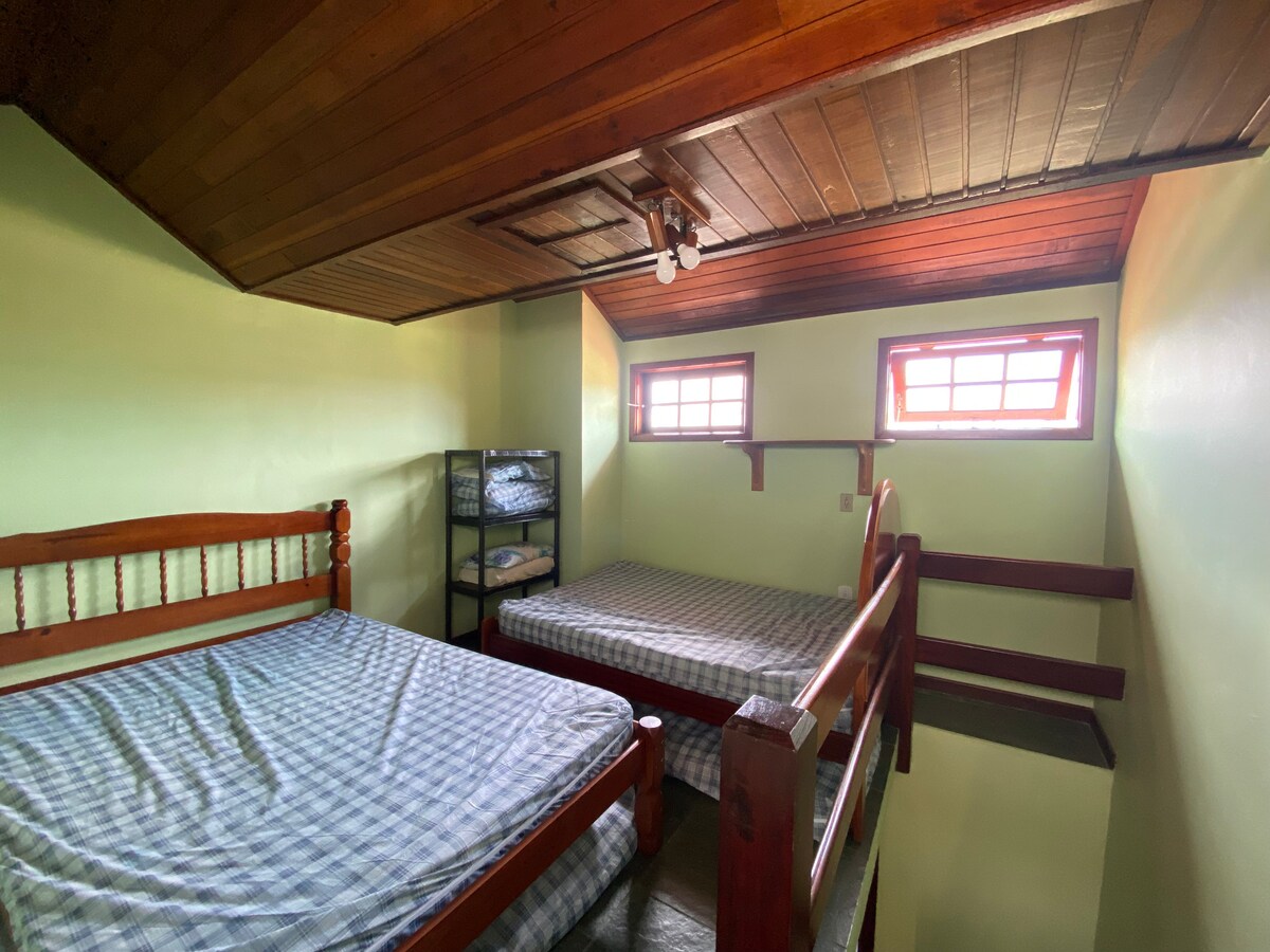 3 kata (potkrovlje) s dva bračna kreveta i nekoliko madraca