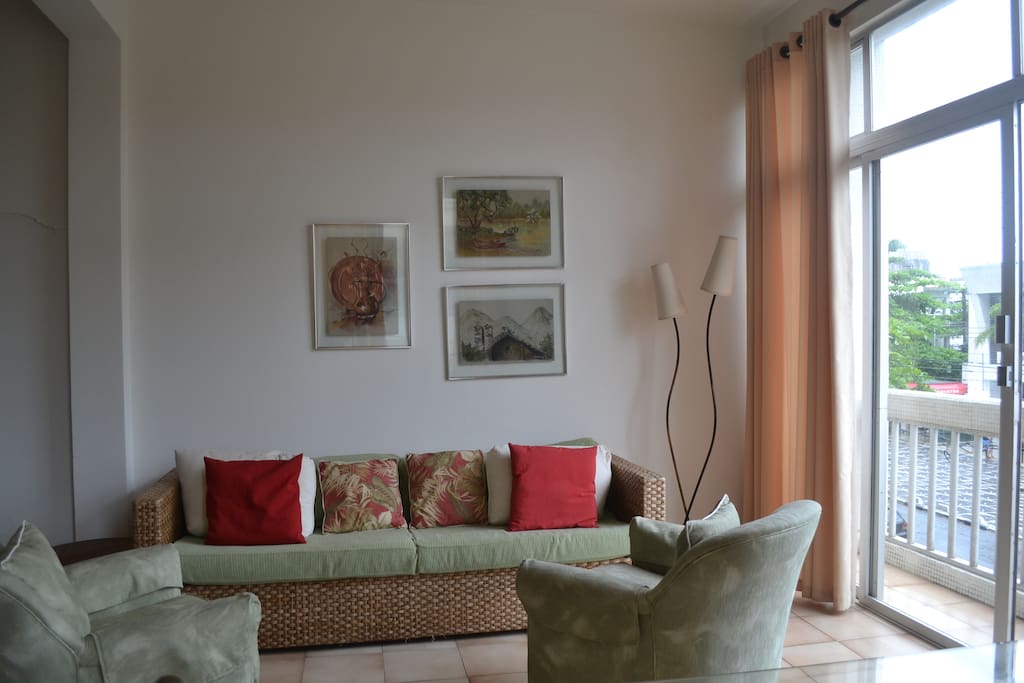 Sala de estar e varanda