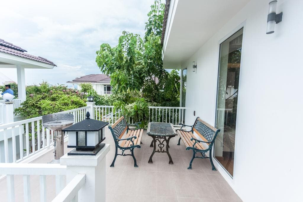 ban công phòng ngủ chính