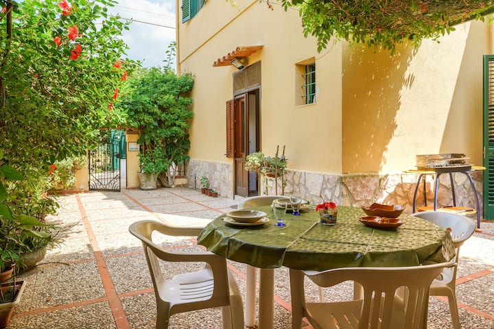 La casa col patio - fresca - a 10 minuti dal mare - case in affitto a Castellammare  del Golfo, Sicilia, Italia - Airbnb