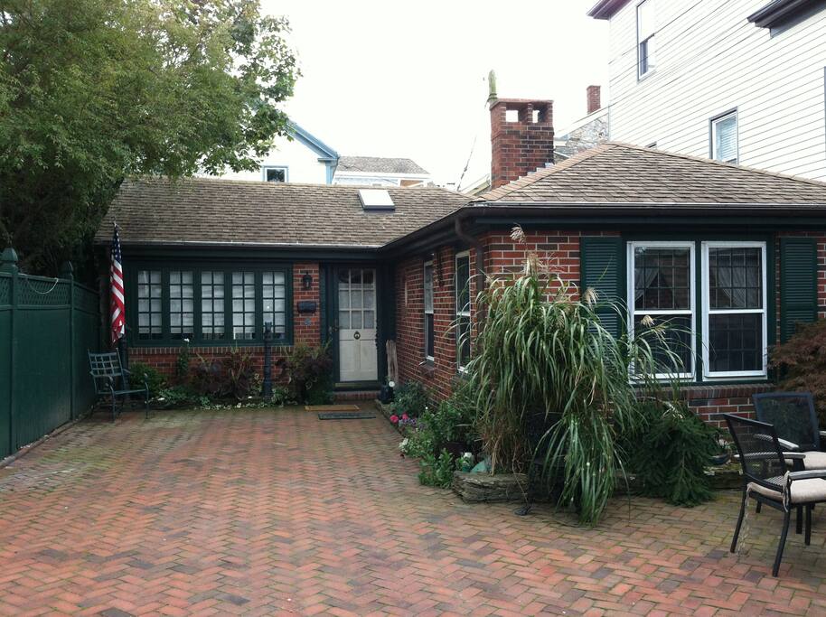 Charming Newport Cottage - Cottages for Rent in Newport, Rhode Island