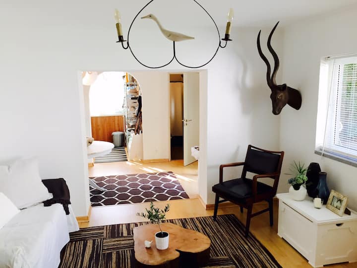 Bythepool-house - Estoril