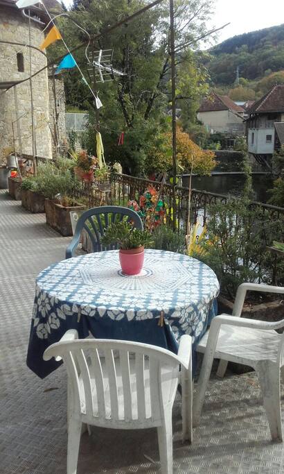grand balcon donnant sur la rivière