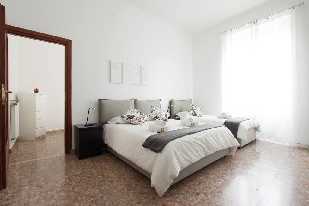 Bedroom 1 (1 double bed + 1 single bed)