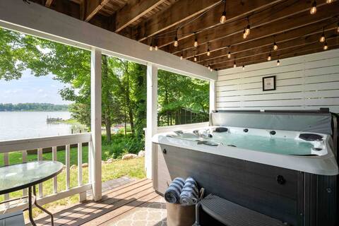 Lakefront, Private Lake, hot tub, Game Room & pets