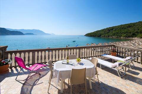 Holidays on the beach with the sea at your feet!