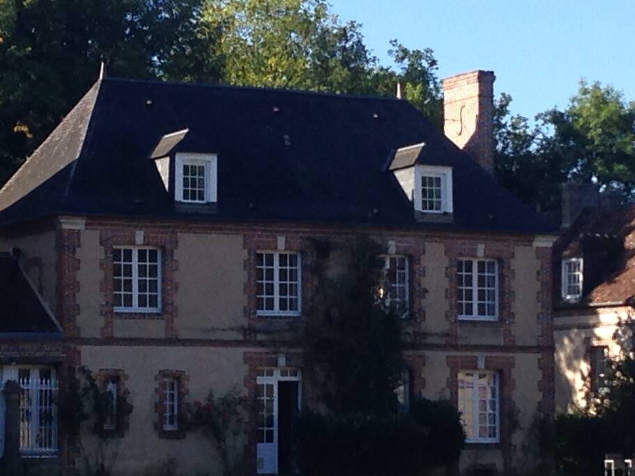 L'Atelier se trouve au 2éme étage de la maison des Gardes