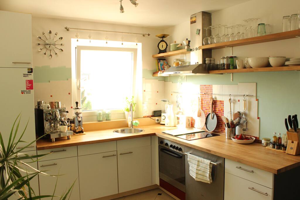 Helle Küche mit Fenster