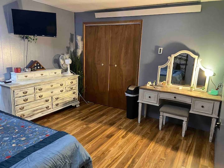 King basement room 