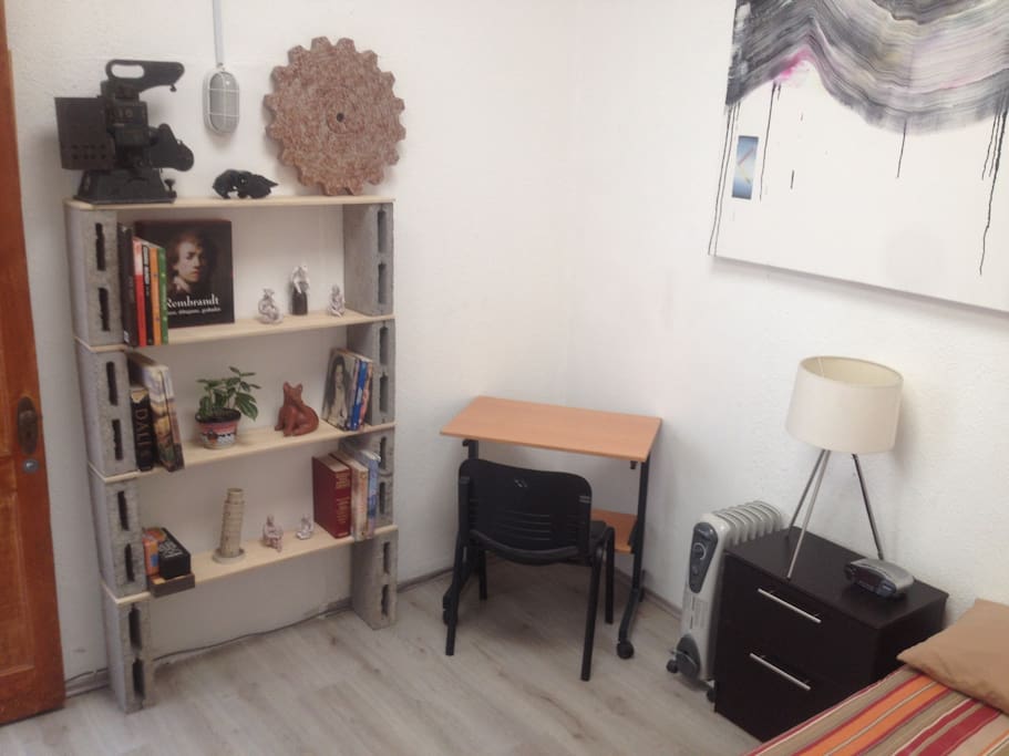 Mesa de trabajo ideal para computadora portatil.